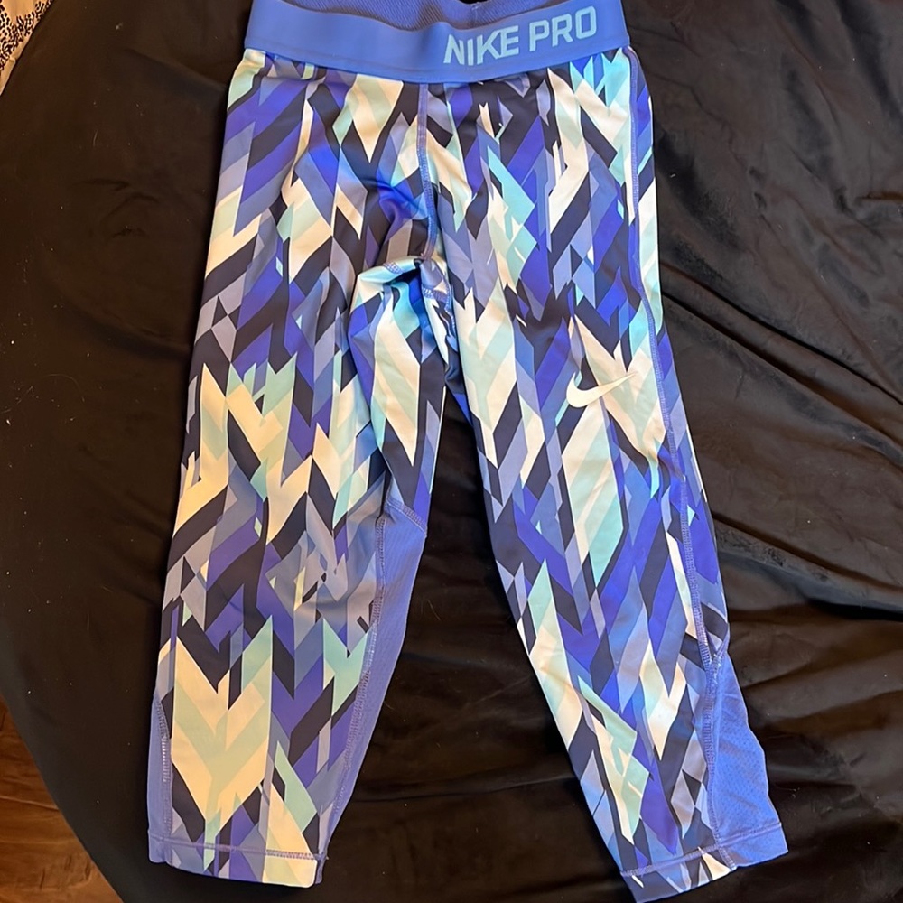 Girls Nike Pro capri leggings
